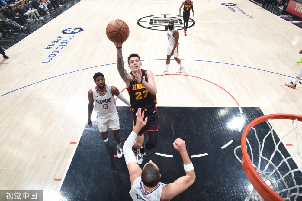 界为之侧目 界为之侧目