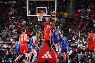 球迷通过拉 球迷通过拉